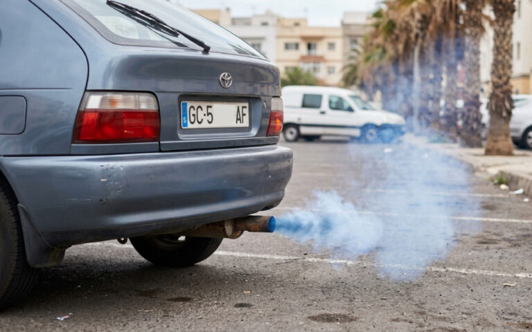 coche con humo azul